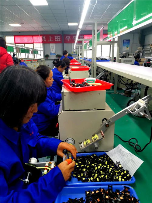 陜西眉縣 家門口建起了電子廠 村民們足不出戶圓了 就業(yè)夢(mèng)